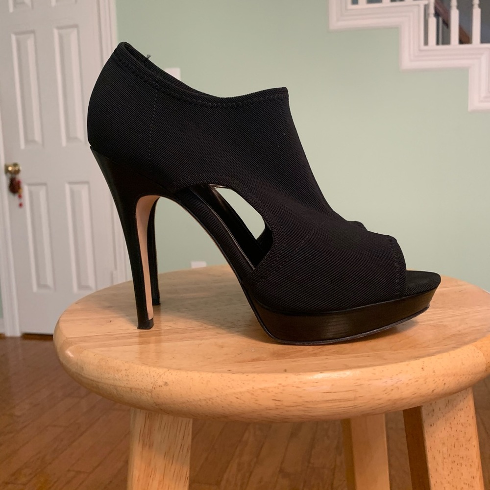 Beautiful Via Spiga cut out pumps